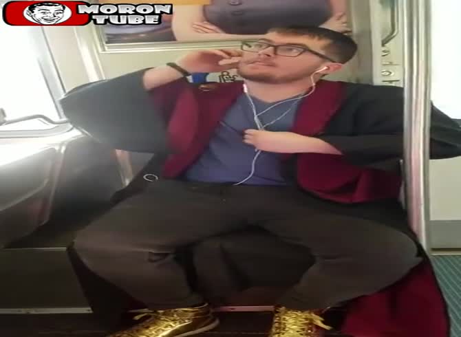 Video :A man who rapped too loudly in the metro was stabbed
